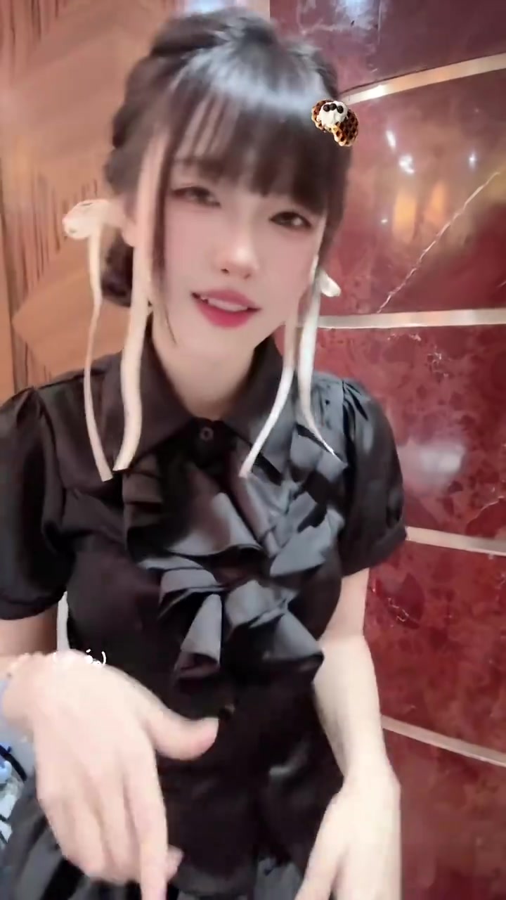 LPL互动女主持人周敢敢分享跳舞视频：黑色系就是好！这腿好长！